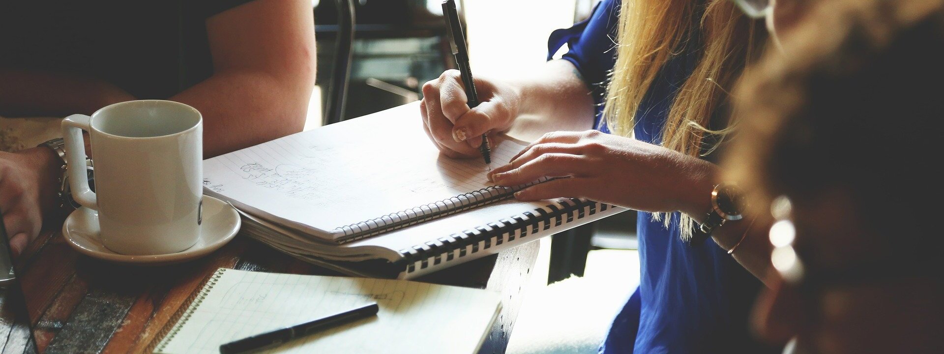 Studenten, welche zusammen sitzen und lernen