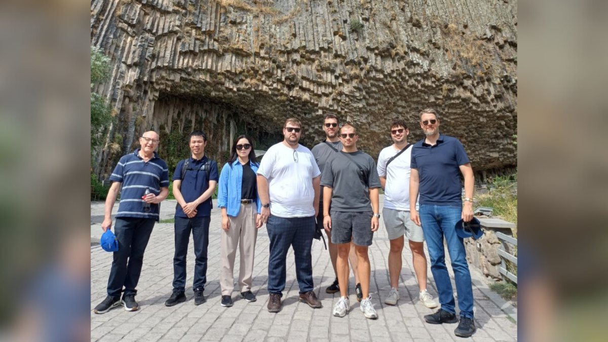 Die Teilnehmenden des zweiten Armenian-German Forschungsgipfel schauen in die Kamera. Die Teilnehmenden des zweiten Armenian-German Forschungsgipfel schauen in die Kamera.