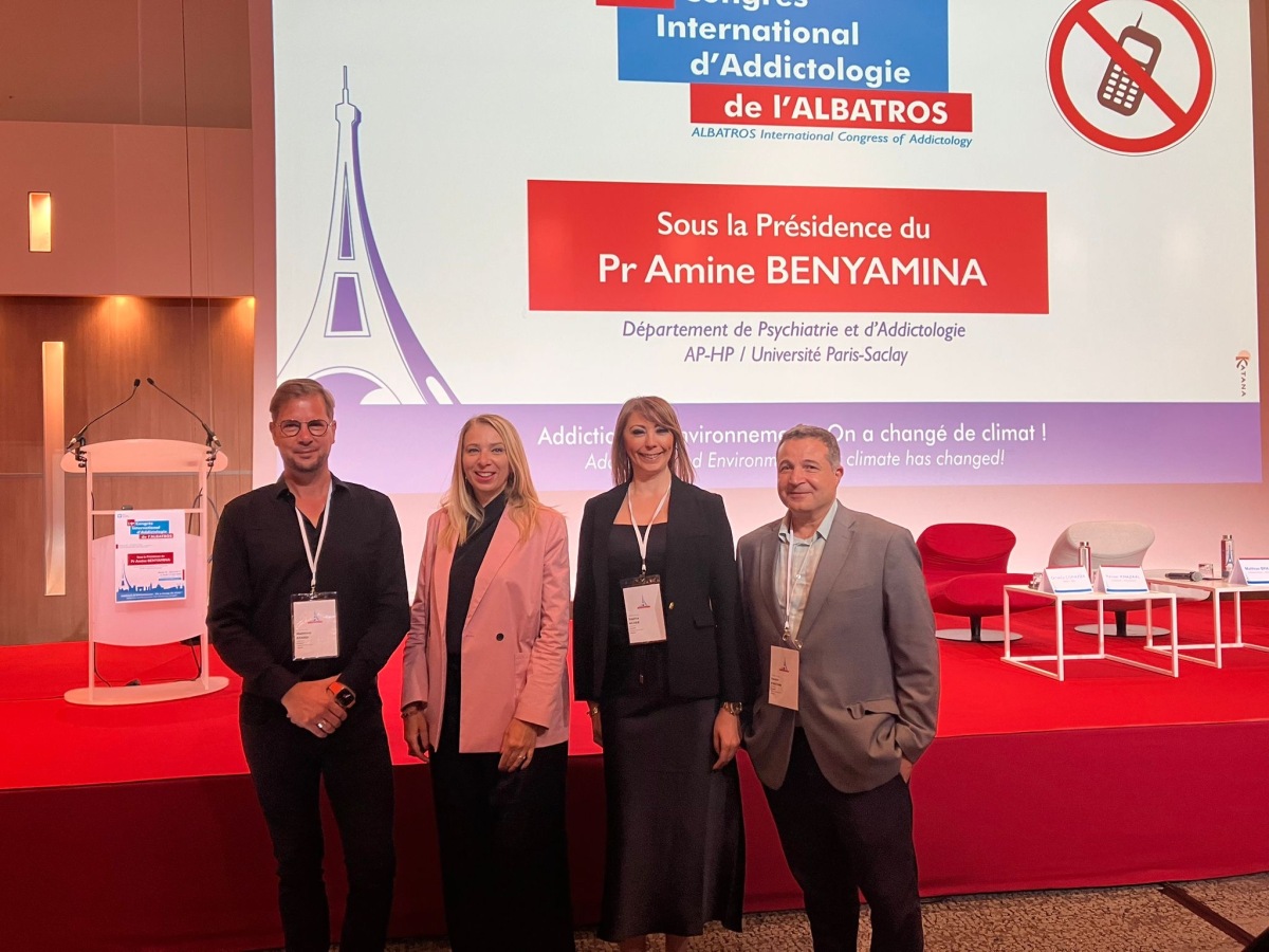 von links nach rechts: Matthias Brand, Ornella Corazza (ebenfalls Vortragende), Sophia Achab, Yasser Khazaal von links nach rechts: Matthias Brand, Ornella Corazza (ebenfalls Vortragende), Sophia Achab, Yasser Khazaal