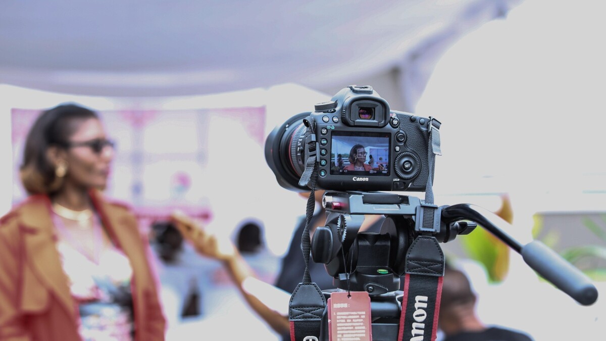 Eine weiblich gelesene Person gibt ein Interview vor der Kamera