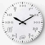 Bild einer Uhr, deren Zahlen durch gleichwertige mathematische Ausdrücke ersetzt wurde.