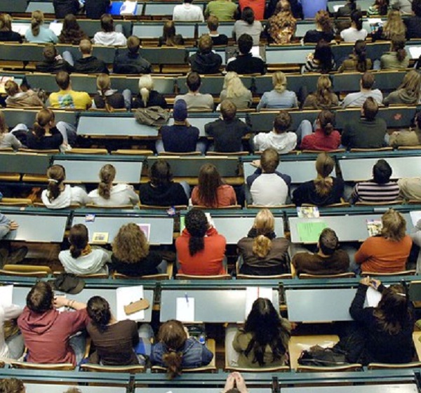 Ein Blick von oben auf Studierende in einem Vorlesungssaal 
