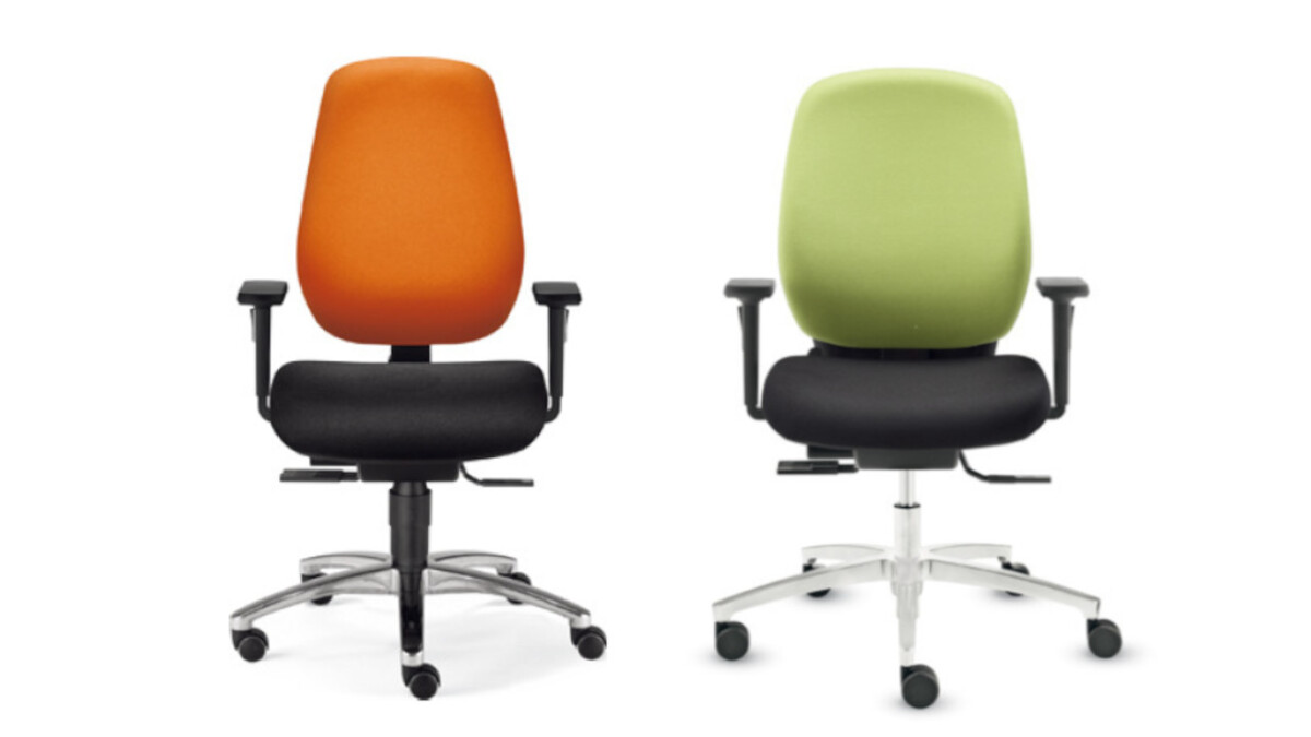 Zwei leicht unterschiedliche Bürostühle mit einer orangen und grünen Rückenlehne, Armstützen und 5-strahligen Fußkreuz mit Rollen. 