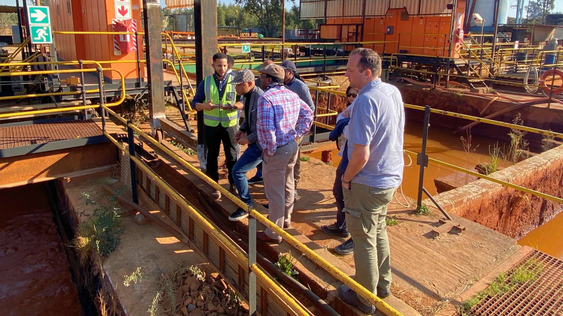 Forschende und Partner vor Ort begutachten eine Mine in Südafrika 