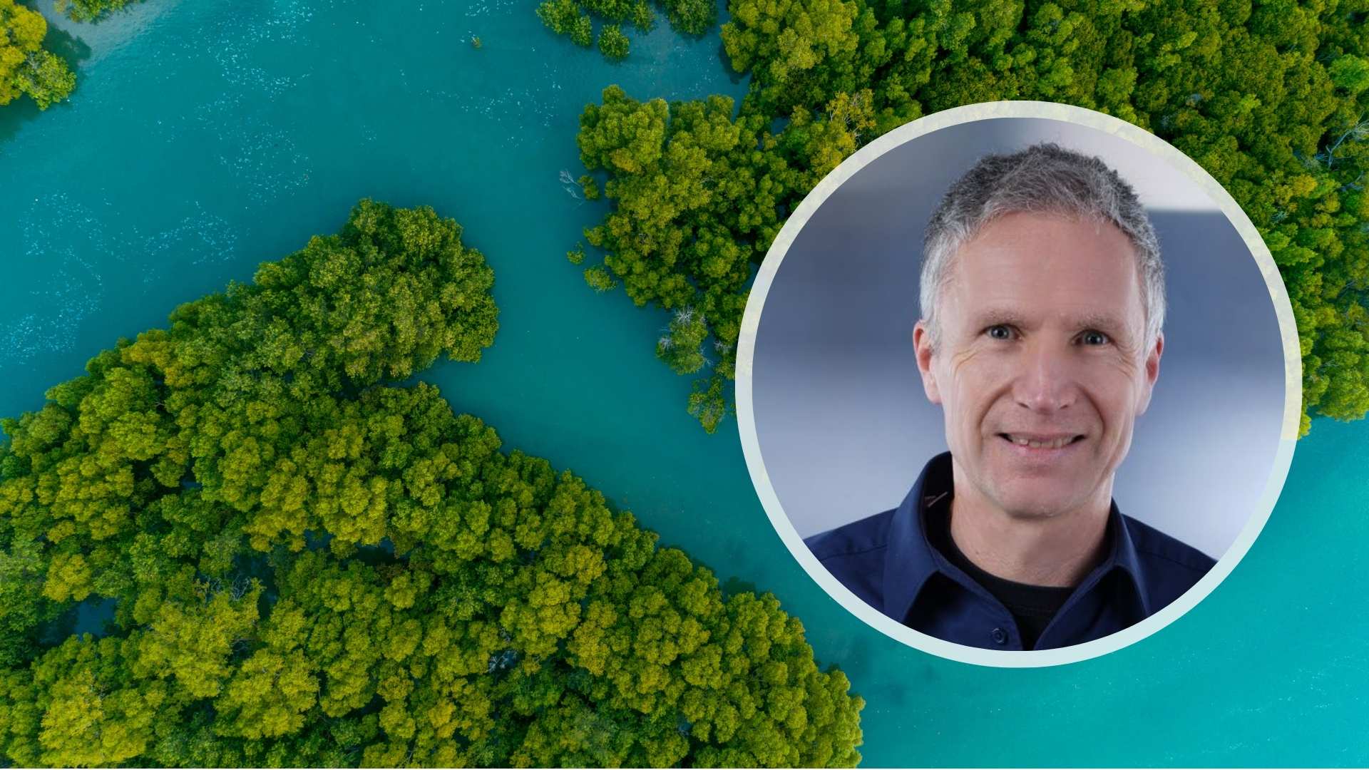Portrait von Prof. Dr. Peter Haase vor einer Flusslandschaft 