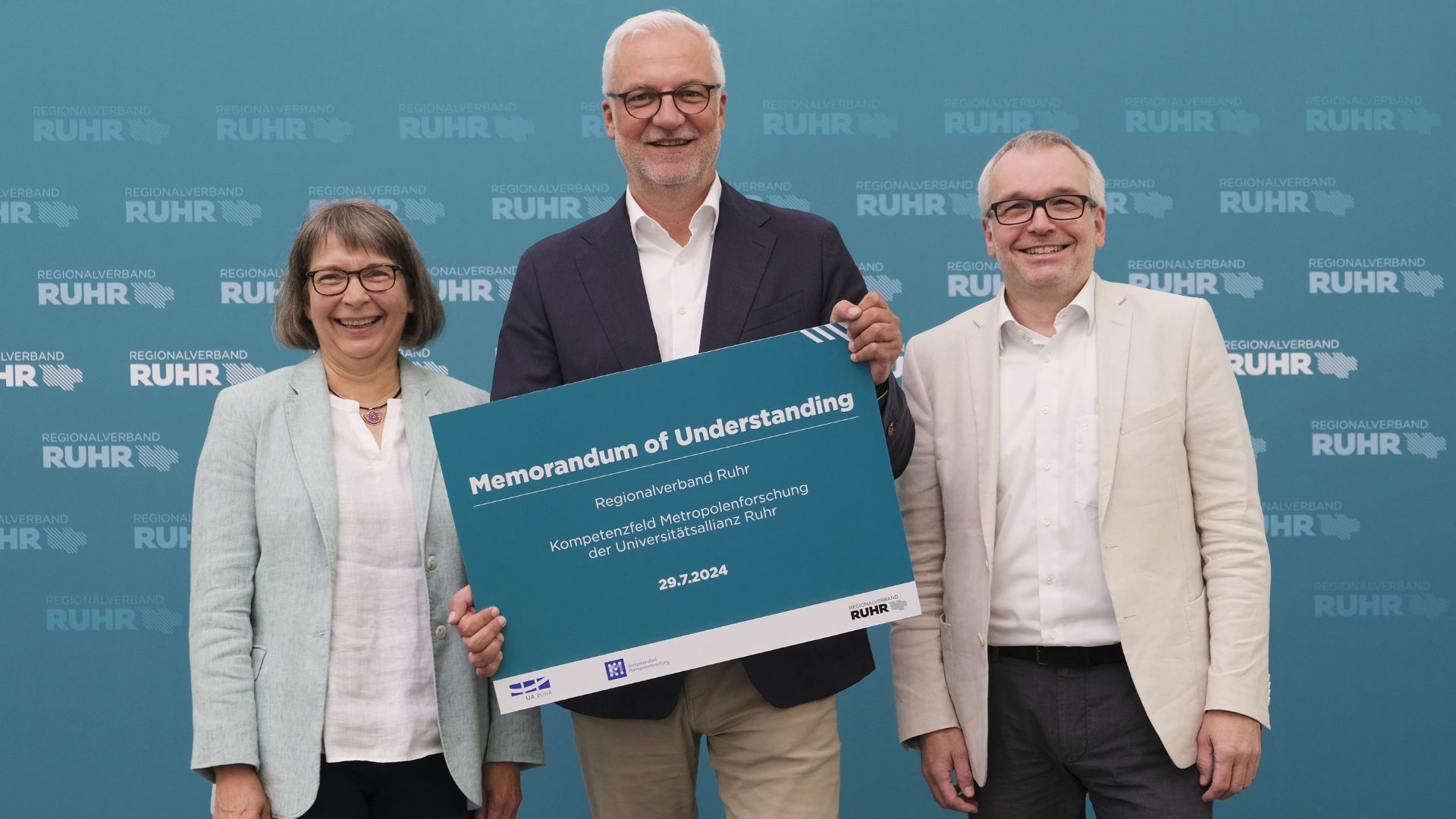 v.l.n.r.: Prof. Dr. Uta Hohn (Sprecherin KoMet für die Ruhr-Universität Bochum), RVR-Regionaldirektor Garrelt Duin, Prof. Dr. Thorsten Wiechmann (Sprecer KoMet für TU Dortmund)