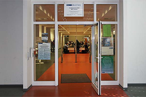 Abb. Eingang Fachbibliothek MNT